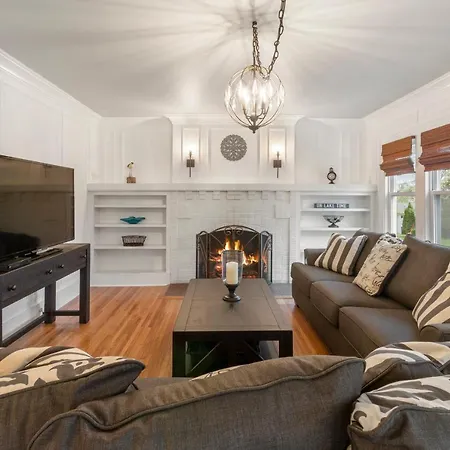 Gorgeous Downtown Bungalow, Walk Everywhere!!!